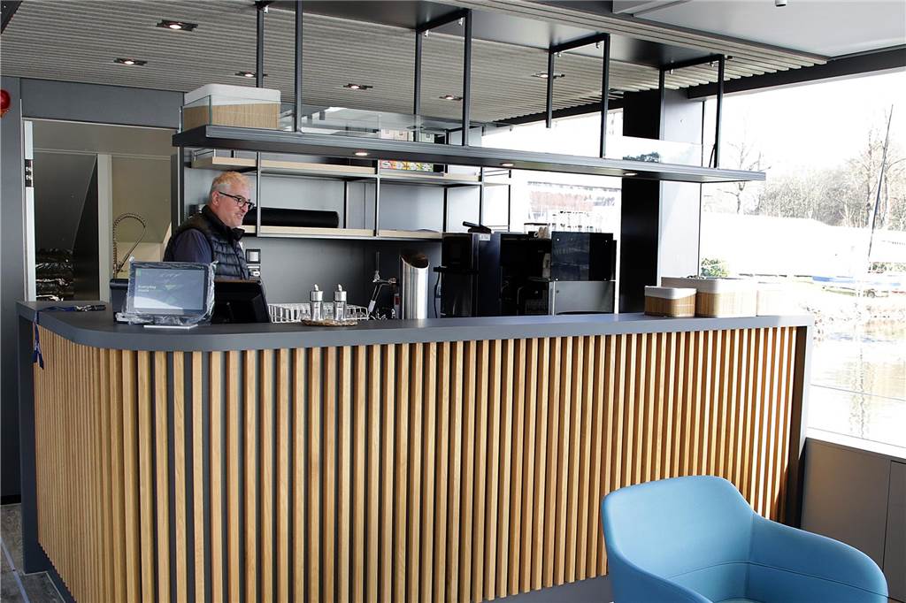 Theke im Unterdeck.