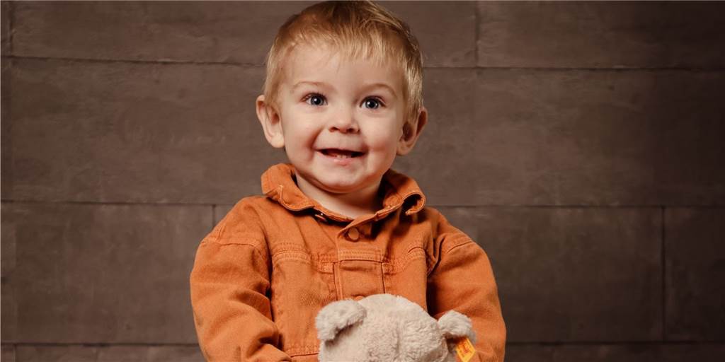 Dank „Lüner helfen Lünern“ wird Theo (2) jetzt in Münster behandelt Theo (2) wird jetzt weiter in der Uniklinik in Münster behandelt. Der Kleine konnte mit einem Ambulanzflugzeug ausgeflogen werden, dank des Engagements des Vereins „Lüner helfen Lünern“.
