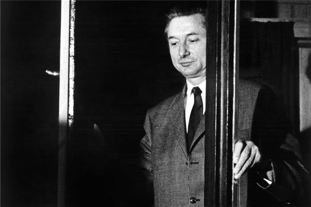 Spektakuläres Verbrechen: Aldi-Entführung nahm in Herten ihren Anfang Theo Albrecht spricht rund 24 Stunden nach seiner Freilassung im Dezember 1971 von einem Fenster seiner Villa in Essen-Bredeney zu Journalisten.