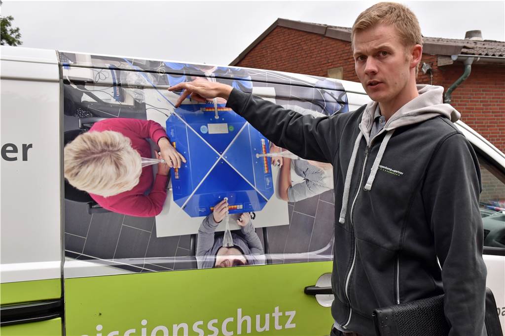 Mit „zertifizierter Nase“ möglichen störenden Gerüchen auf der Spur Theo Betting, Mitarbeiter des Unternehmens Uppenkamp und Partner, das als Sachverständiger für Immissionsschutz unterwegs ist, zeigt das Prüfgerät, an dem geprüft wird, wer eine geeignete Nase hat, um sie als "zertifizierte Nase" als Prüfer einzusetzen.