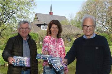 Theo Büning, Kordula Mook-Weritz und Karl-Heinz Elmer (v.l.), drei Vorstandsmitglieder des Kulturkreises Marienthal, präsentierten das Programm der 39. Marienthaler Abende.