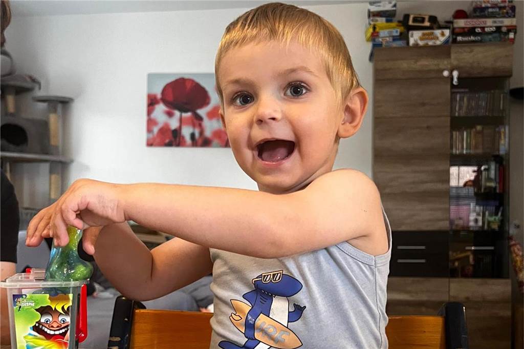 Familie feiert Geburtstag ganz groß: Theos Behandlung läuft gut Theo ist ein fröhlicher Dreijähriger, aufgeweckt und munter.