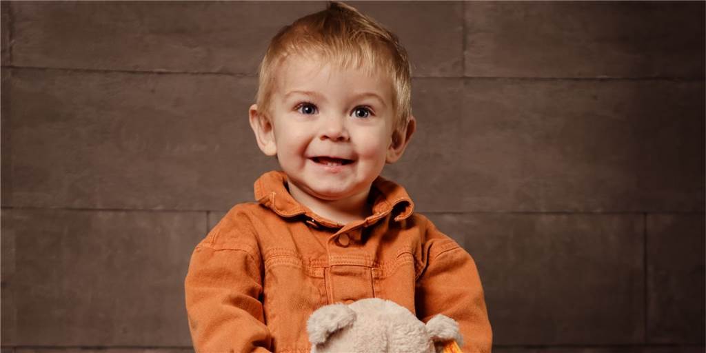Theo ist zwei Jahre alt. Im Familienurlaub auf Kreta wurde der aufgeweckte Knirps schwer krank. Jetzt hofft die Familie, dass der Kleine endlich zurück nach Deutschland geflogen werden kann.
