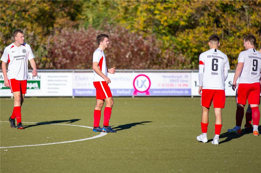 Suspendierter Jona Deifuß in der U23: Folgen die anderen drei Spieler? Die vier SSV-Mühlhausen-Spieler Theo Mainz, Jona Deifuß, Kapitän Phillip Lewald und Spielertrainer Manuel Stiepermann stehen auf dem Spielfeld.