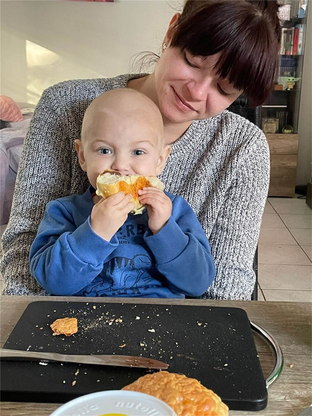 Theo mit Mama Nathalie zu Hause. Die Familie hat die Zeit gemeinsam sehr genossen.