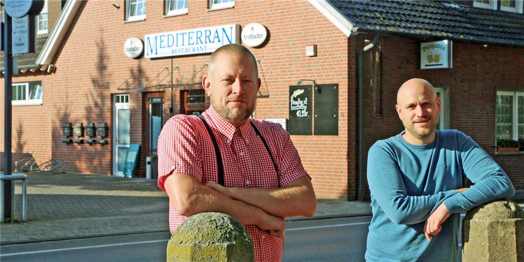 Theo Pass und Philipp Tummel übernehmen – „natürlich als Sicking‘s Wirtshaus“ Theo Pass (l.) und Philipp Tummel kennen sich schon lange, nun führen sie das Traditionshaus an der Jakobistraße in Oeding weiter. Ab dem 22. Oktober wird Philipp Tummel das „Gesicht“ von Sicking‘s Wirtshaus sein.