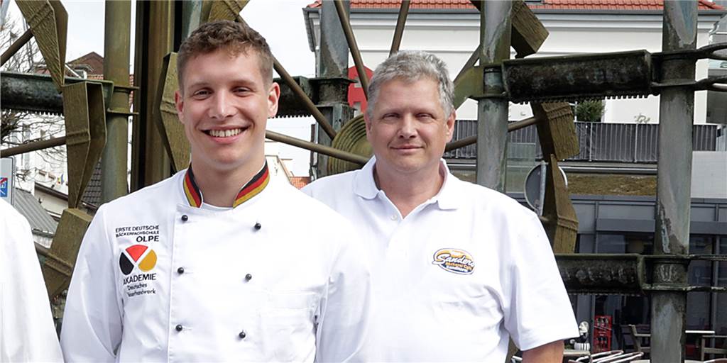 Bäcker leiden unter Energiekrise – was das für den Brötchenpreis bedeutet Theo Sanders (r.) hat die Liebe für das Bäckerhandwerk an seinen Sohn Jan weitergegeben, der kürzlich seine Meisterprüfung abgelegt hat.