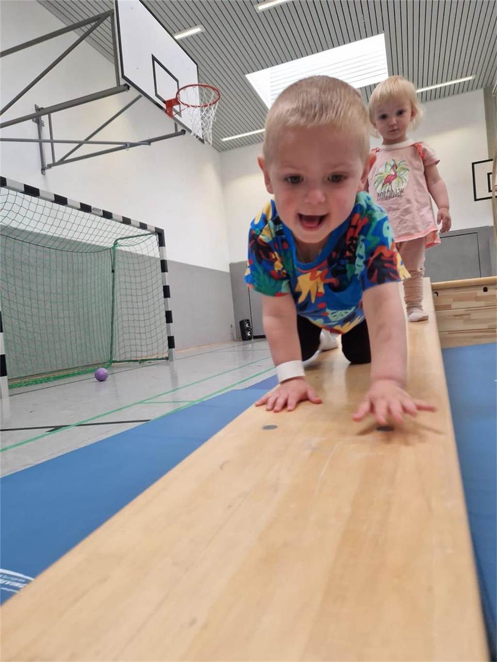 Familie feiert Geburtstag ganz groß: Theos Behandlung läuft gut Theo und seine kleine Schwester beim Turnen.
