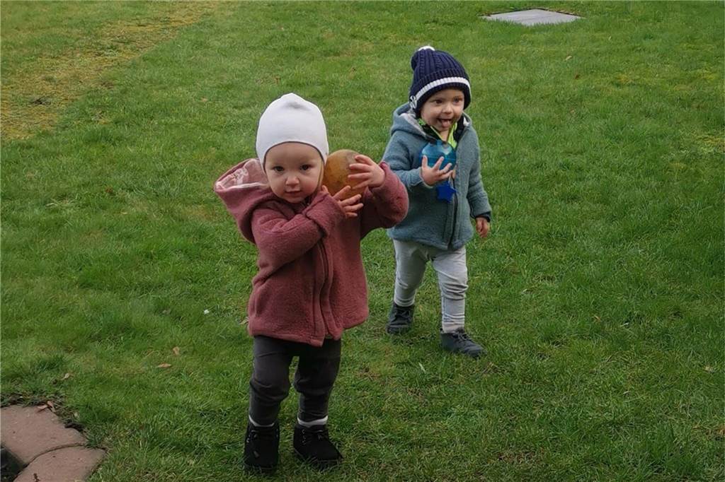 Theos Familie ist dankbar: Zweijähriger ist wieder fröhlich und aktiv Theo und seine kleine Schwester spielen fröhlich miteinander.