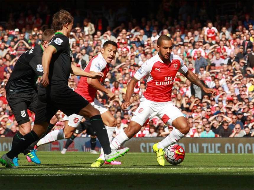 Schweinsteigers United siegt - Özil führt Arsenal zum Sieg Theo Walcott (r) traf gegen Stoke City zum 1:0 für Arsenal. Foto: Sean Dempsey