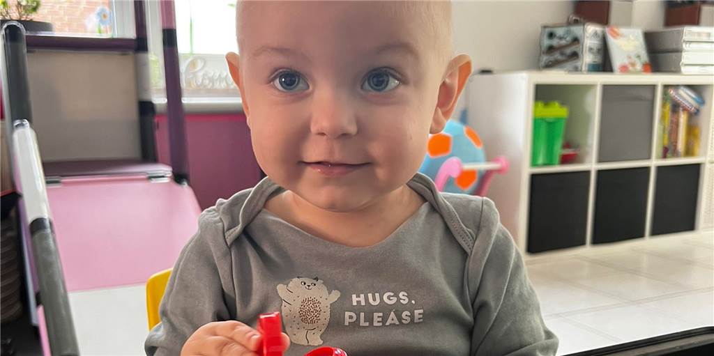 Theo war jetzt eine Woche zu Hause und hat mit seiner Mama einen Kuchen gebacken.