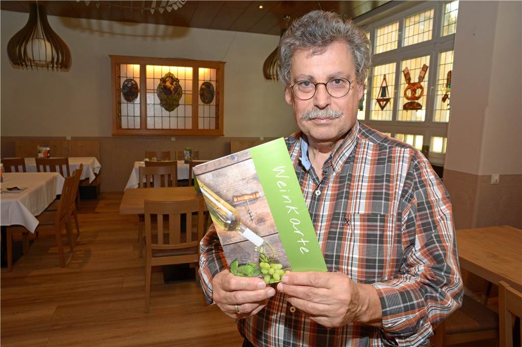Stadthotel im Kolpinghaus startet heute mit Gastronomiebetrieb Theo Werter hält die aktuelle Weinkarte.