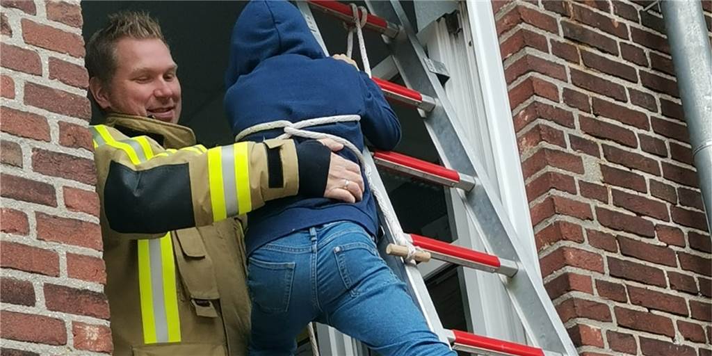 Kirchhellener Gregorschüler zeigten in den Ferien vollen Einsatz Beim Besuch der Freiwilligen Feuerwehr wird Theo zunächst mit Seilen gesichert. Oben angekommen, gönnt er sich den eher seltenen Blick ins Lehrerzimmer.