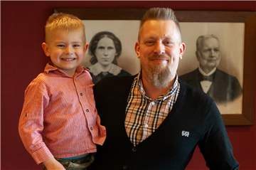 Theodor (44 ) und Anton (5) Pass: Sie sind die sechste und siebte Generation der Familie Pass. Das Burghotel in den historischen Mauern gibt es seit 1979.