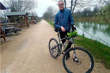 Theodor Brockmann lebt gerne in Östrich. Er fährt gern mit dem Mountainbike durch die Natur