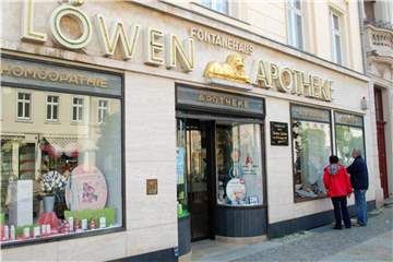 Theodor Fontane kam 1819 in Neuruppin zur Welt - sein Vater war Apotheker. An dem Geburtshaus, die „Löwen-Apotheke“ in der Karl-Marx-Straße 84, soll bald eine Fontane-Route vorbeiführen. Foto: Andreas Heimann