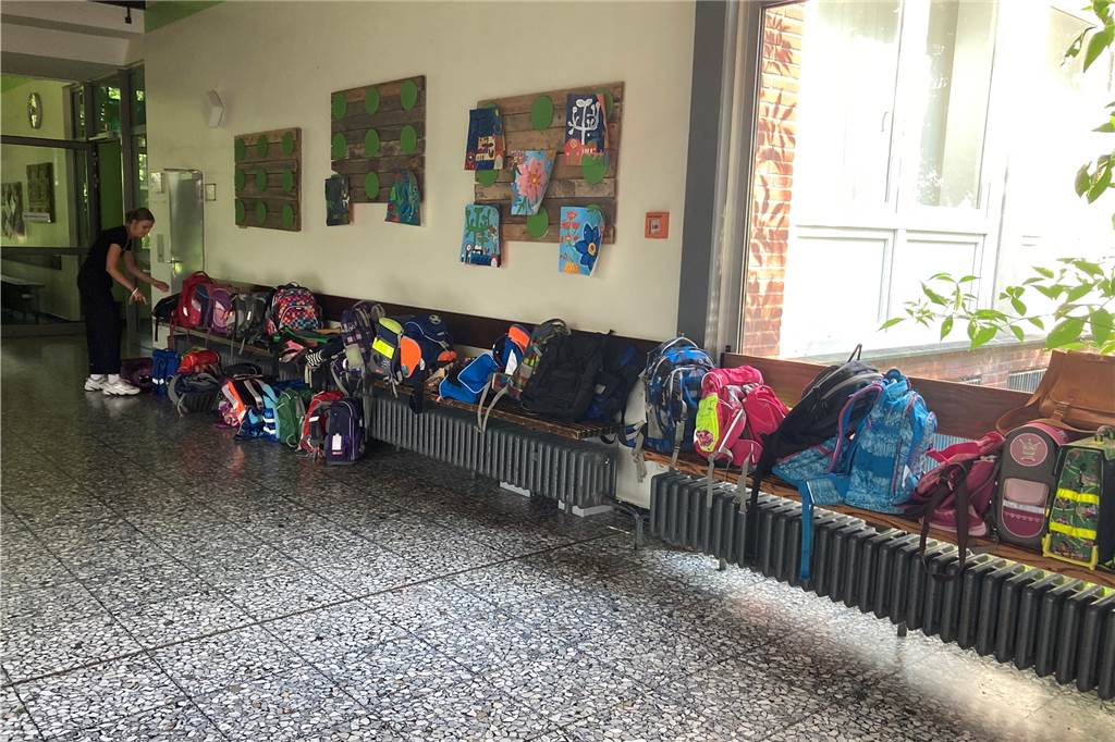 Große Resonanz auf Aktion der Profilschule Ascheberg- Kinder spenden für Kinder Theresa Lütkenhaus verschaffte sich zwischendurch einen Überblick über die zahlreichen Spenden. Zu diesem Zeitpunkt waren es bereits 70 Schultaschen.