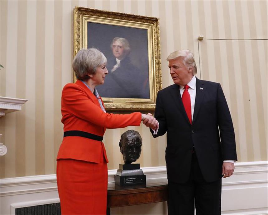May: Auf Kuschelkurs mit Trump Theresa May war Donald Trumps erste Staatsgast seit seiner Ernennung zum Präsidenten.