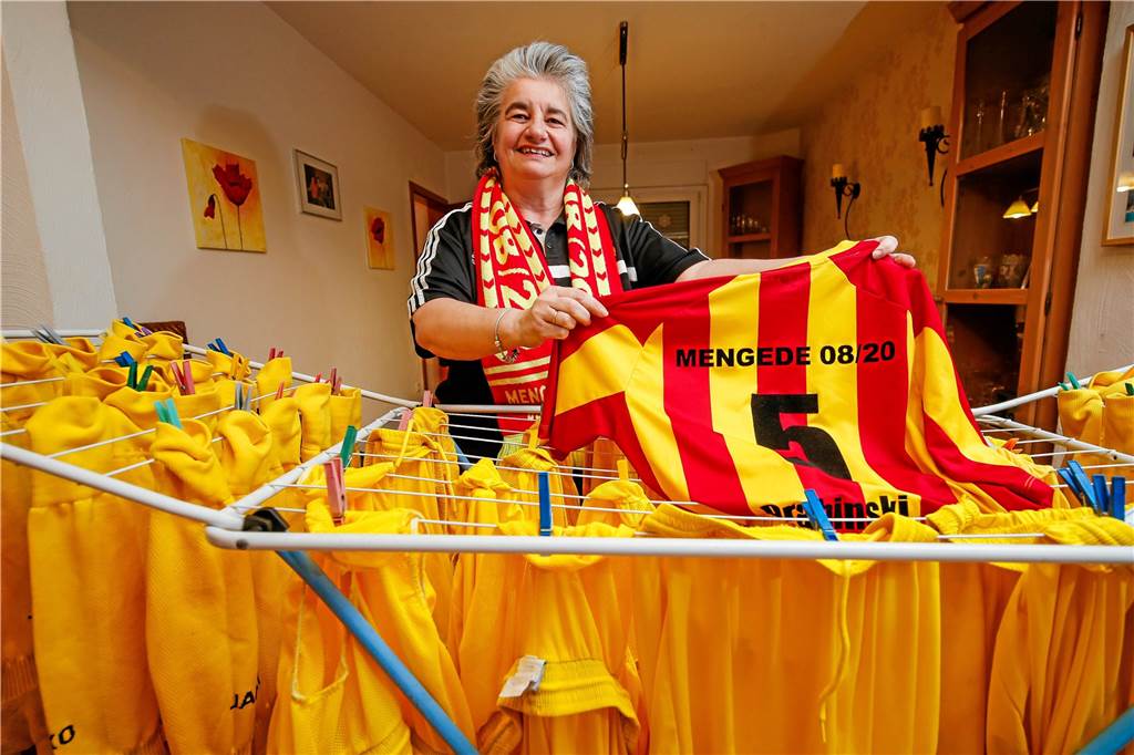 Eine Mama ist stolz, dass ihr Sohn jetzt für ihren Klub in der Halle spielt Theresa Schulz freut sich, dass ihr Sohn in ihrem Team spielt.
