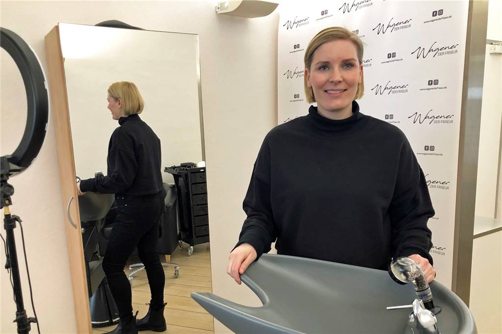 Friseurmeisterin Theresa Wagener arbeitet im Familienbetrieb. 