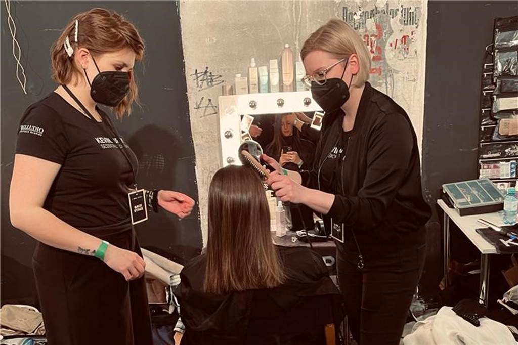 Theresa Wagener frisierte GNTM-Models bei der Fashion Week Berlin Theresa Wagener bei der Arbeit in der Fabrik Berlin. Hier fand im März 2022 die Fashion Week statt.