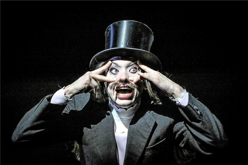 Dieser Theaterbesuch ist eine Mutprobe Therese Dörr ist mit drei weiteren Schauspielerinnen Sprachrohr für das Stimmengewirr in und außerhalb des Nervenkranken.Foto: Stefan