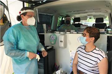 Theresia Heuser und ihr Sohn Willem im Sommer in der mobilen Teststation in Asbeck.