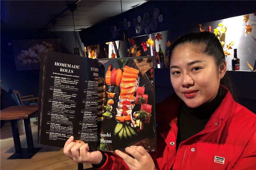 Thi Hai Yen Dau zeigt die Speisekarte des Momi mit Asian-Fusion-Gerichten
