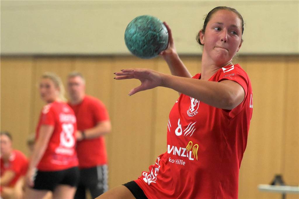 Lüner SV überrascht in der Regionalliga gegen den ASC 09 Dortmund Thia-Carolin Schmidt wirft.