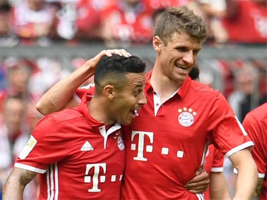 FC Bayern ohne Müller und Thiago gegen 1899 Hoffenheim Thiago (l) und Thomas Müller fallen beim FC Bayern für das Spiel gegen Hoffenheim aus. Foto: Tobias Hase