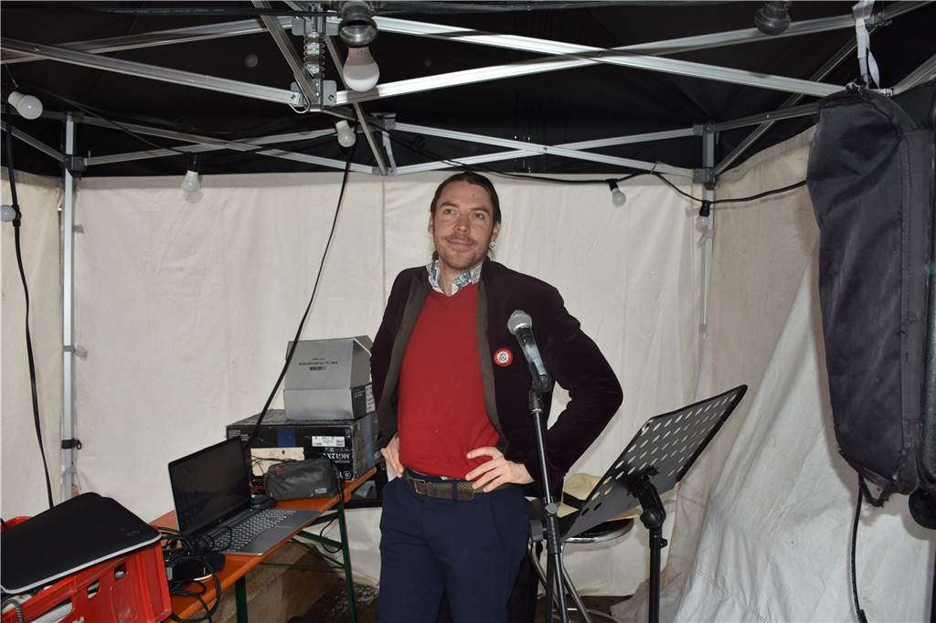Französisches Flair in Stadtlohn: Gute Laune, trotz Dauerregen Thibault Wolfl aus Honfleur in der Nähe von Le Havre sorgte für die passende Live-Musik