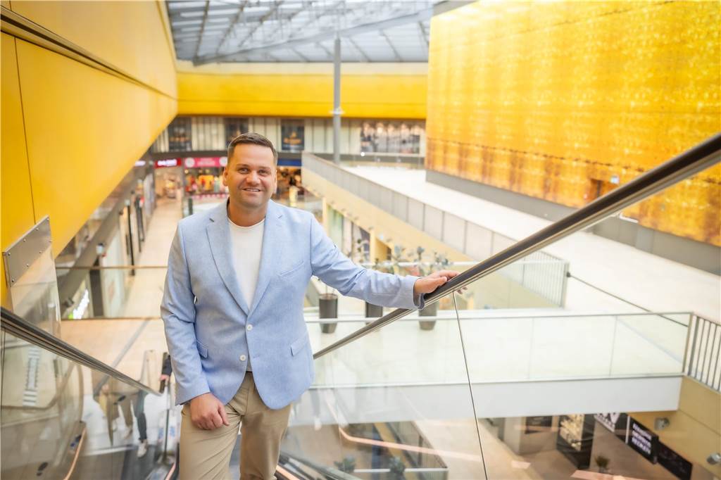 Center-Manager Torben Seifert steht in der Thier-Galerie auf einer Rolltreppe.