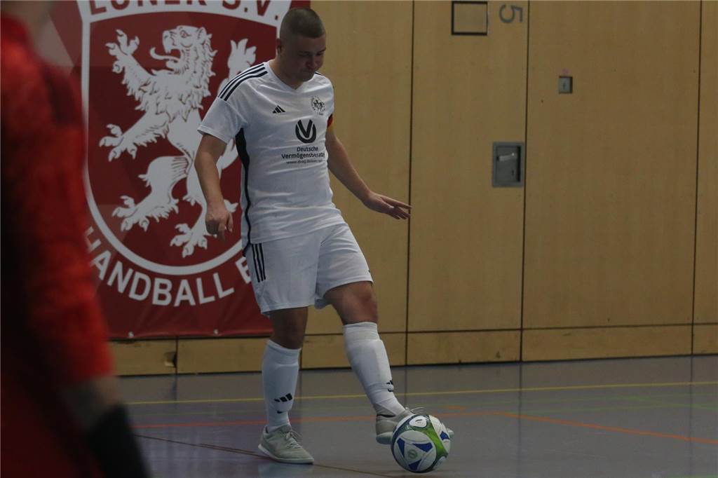 SV Preußen schiebt Frust nach frühem Aus bei HSM Lünen Thies Adam vom SV Preußen passt den Ball.