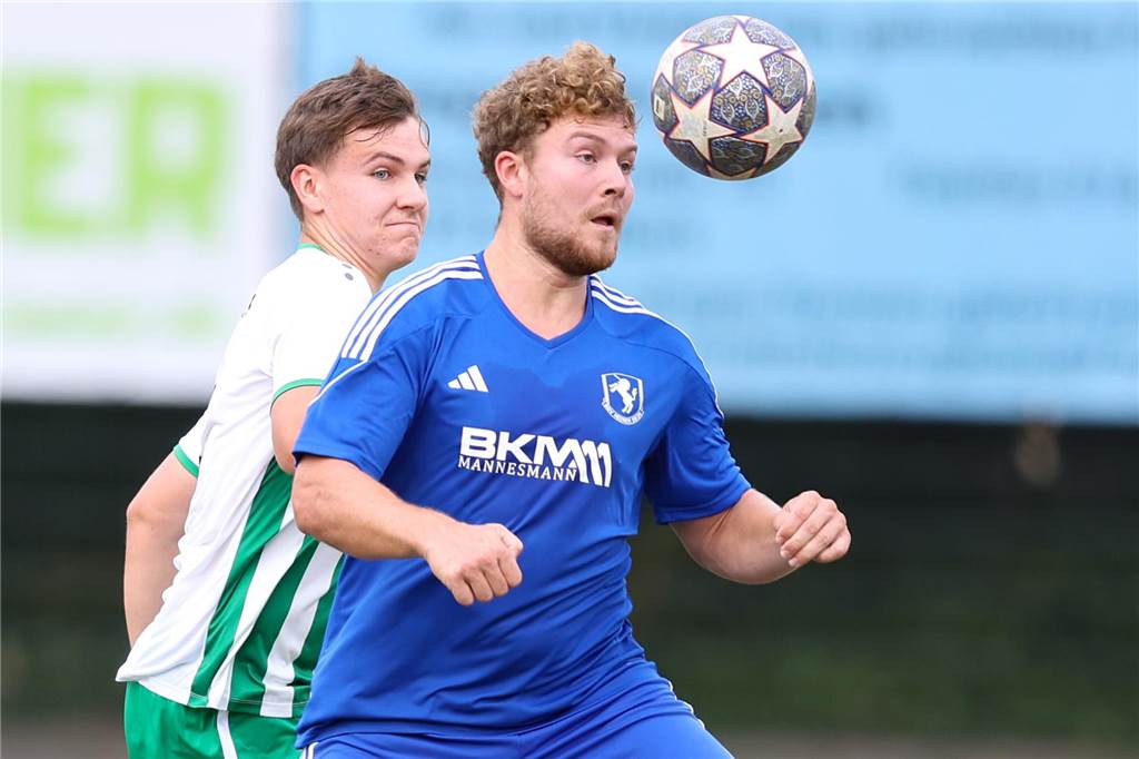 PSV Bork übernimmt die Tabellenführung: 7:0-Kantersieg gegen Heeren Thilo Ernst (r.) gegen Lukas Dorschner: Bork ist Spitzenreiter, der BSV guckt hinterher.