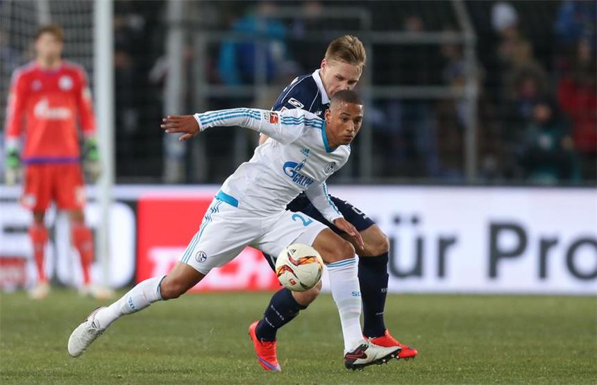 Schalke bindet Abwehrspieler Thilo Kehrer Thilo Kehrer bleibt den Königsblauen über die Saison hinaus erhalten: Das Defensiv-Talent erhält einen Vertrag bis 2019.