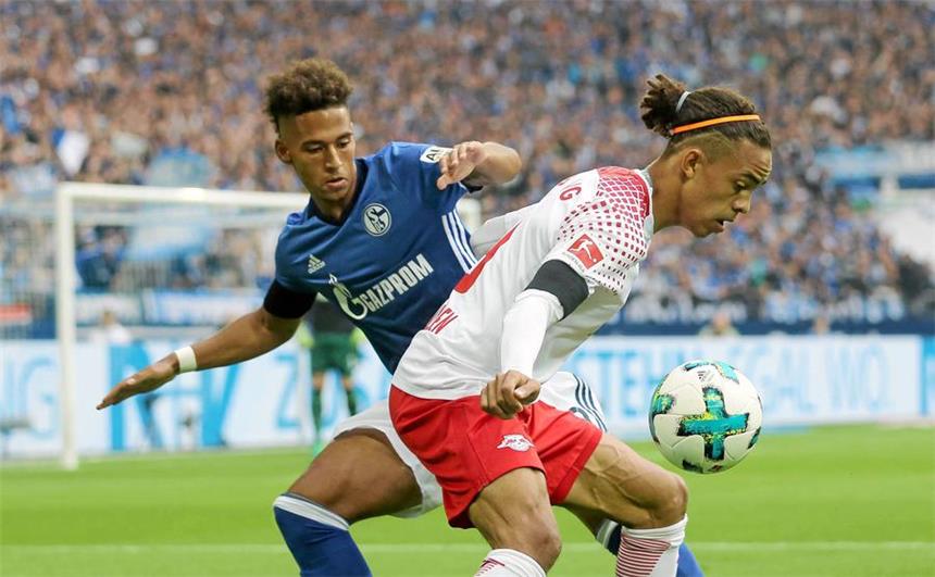 Youngster Kehrer stärkt Höwedes den Rücken Thilo Kehrer (l.) zeigte zum Bundesliga-Auftakt gegen RB Leipzig eine blitzsaubere Partie. Gegen den Abwehrspieler konnten sich die Angreifer der Gäste - wie hier Yussuf Poulsen - nicht entscheidend in Szene setzen.