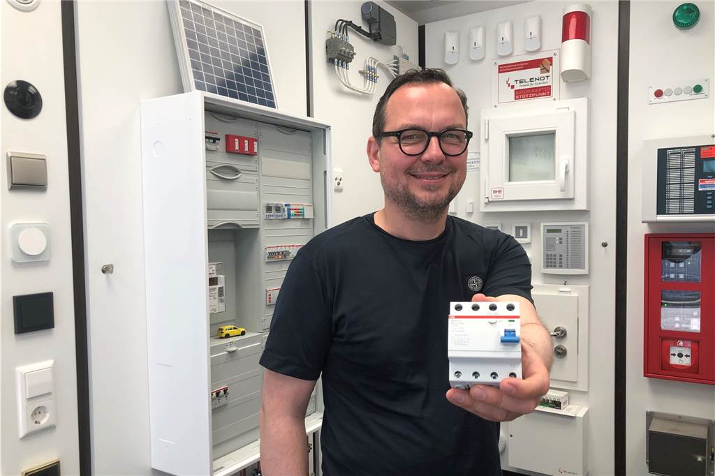 Umfrage bei Fachbetrieben: Was, wenn ich eine Photovoltaik-Anlage möchte? Thilo Schrammen verbaut gerade auch viele Solaranlagen mit seiner Firma. Das laufe so neben dem Kerngeschäft her, sagt er.
