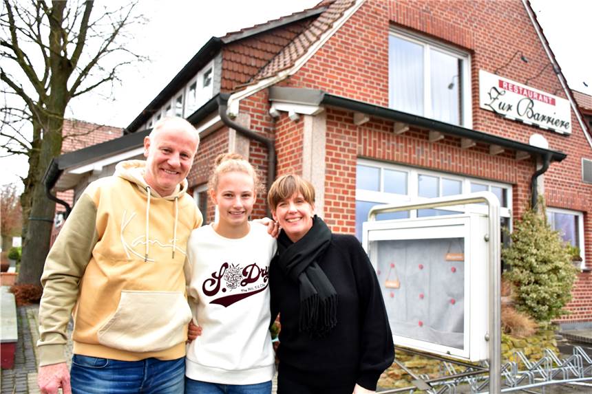 Kaufpreis 1,55 Millionen Euro: Familie Enning zieht der Barriere den Stecker Thomas (53), Marie (15) und Doris (51) Enning haben gemeinsam eine Entscheidung getroffen: Die Familie schließt das Restaurant "Zur Barriere" an der Legdener Straße. Gebäude und Grundstück sollen verkauft werden. Die Familie wagt einen Neustart.