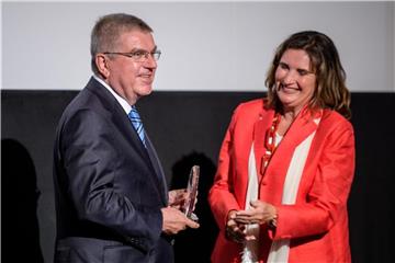 Thomas Bach erhält bei der Verleihung des Kommunikationspreises „Signs Award“ von Verlegerin Christiane Goetz-Weimer die Trophäe überreicht. Foto: Matthias Balk