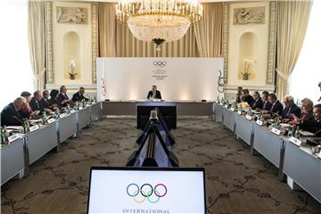 Thomas Bach, Präsident des Internationalen Olympischen Komitees, steht bei der Vorstandssitzung in Lausanne am Rednerpult. Foto: Jean-Christophe Bott/KEYSTONE