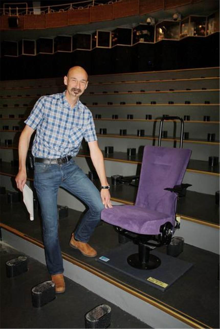 Carmens Auftritt wackelt nicht Thomas Braun - hier mit dem Prototyp der neuen Stühle - hat im durchnässten Theater viel zu tun.