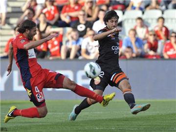 Thomas Broich (r) spielt für Brisbane Roars. Foto: David Mariuz