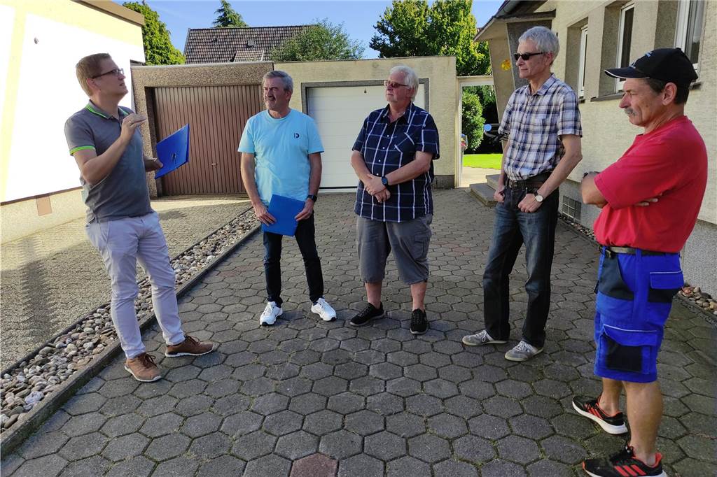Starkregen in Niederaden: Lippeverband will Rückhaltebecken vergrößern Thomas Dähn (r.) bei einem früheren Informationsgespräch mit SAL-Mitarbeitern und weiteren Anwohnern des Dohlenwegs.