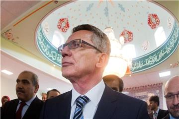 Thomas de Maizière (M) besucht eine Moschee im niedersächsischen Ronnenberg. Der Bundesinnenminister hat sich in der Diskussion um einen muslimischen Feiertag zu Wort gemeldet. Foto: Julian Stratenschulte/Archiv