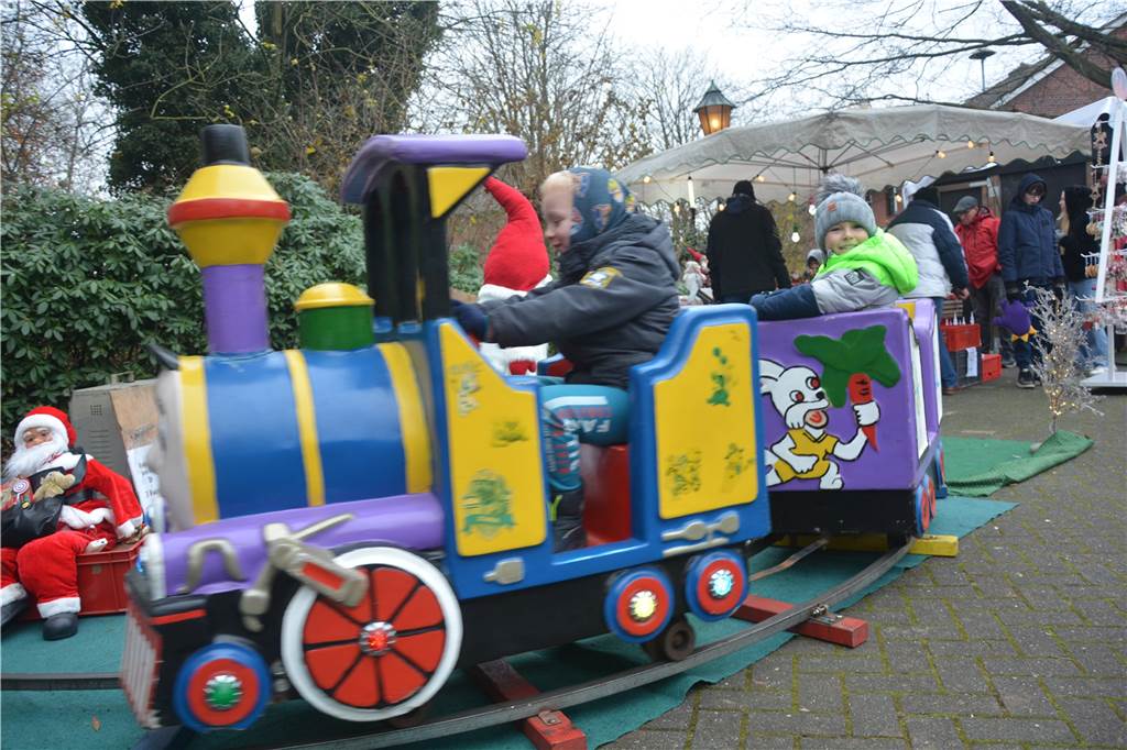 Adventstreff Oeding: Buntes Angebot lockt viele Besucher in das Grenzdorf Thomas, die Lokomotive