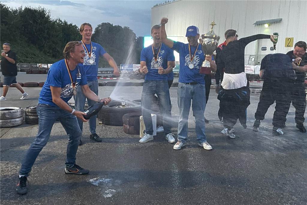 Spannung bis in die letzte Runde: Das sind die Sieger beim „Kart Race Stadtlohn“ Sektdusche mit dem Siegerteam