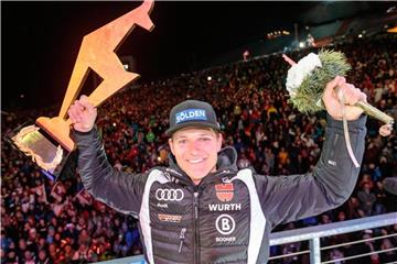 Thomas Dreßen feiert während der Siegerehrung seinen Sieg bei der Abfahrt in Kitzbühel. Foto: Johann Groder