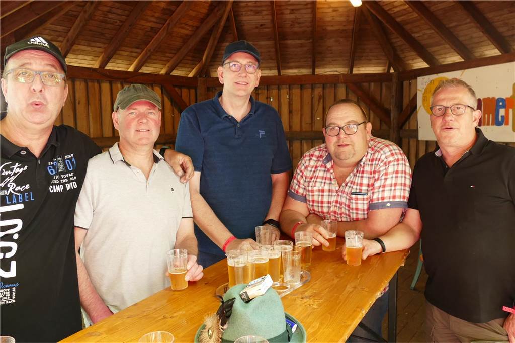 Thomas Esseling (links) mit Stammtischkollegen - sie sind Stammgäste beim Vogelschießen in Zwillbrock.