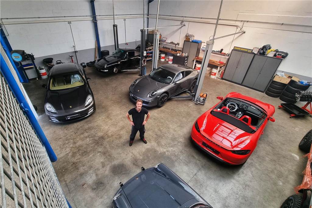 TF Sportwagen: Thomas Frankemölle (29) ist der Profi-Porsche-Schrauber in Heek Thomas Frankemölle lebte seinen Porschetraum. In seiner Werkstatt stehen Porsche im Wert mehrerer Hunderttausend Euro.