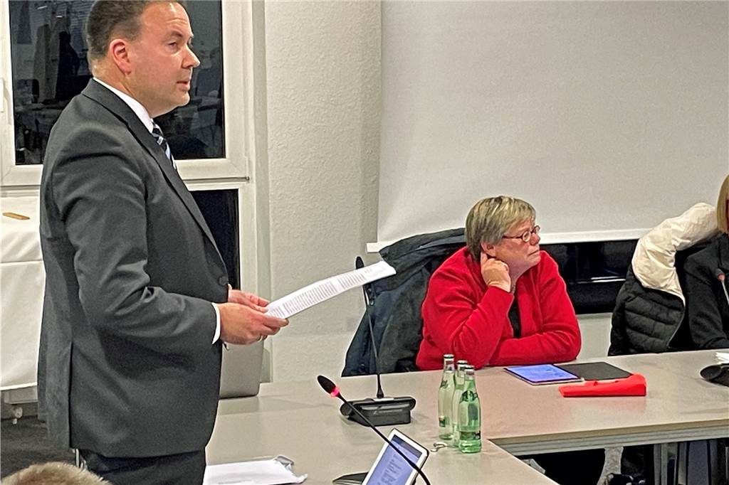Gemeindehaushalt 2023 verabschiedet: Ein Rechentrick senkt das Minus Thomas Franzke signalisierte für die Mehrheits-Fraktion CDU die Zustimmung zum Haushaltsplan 2023.